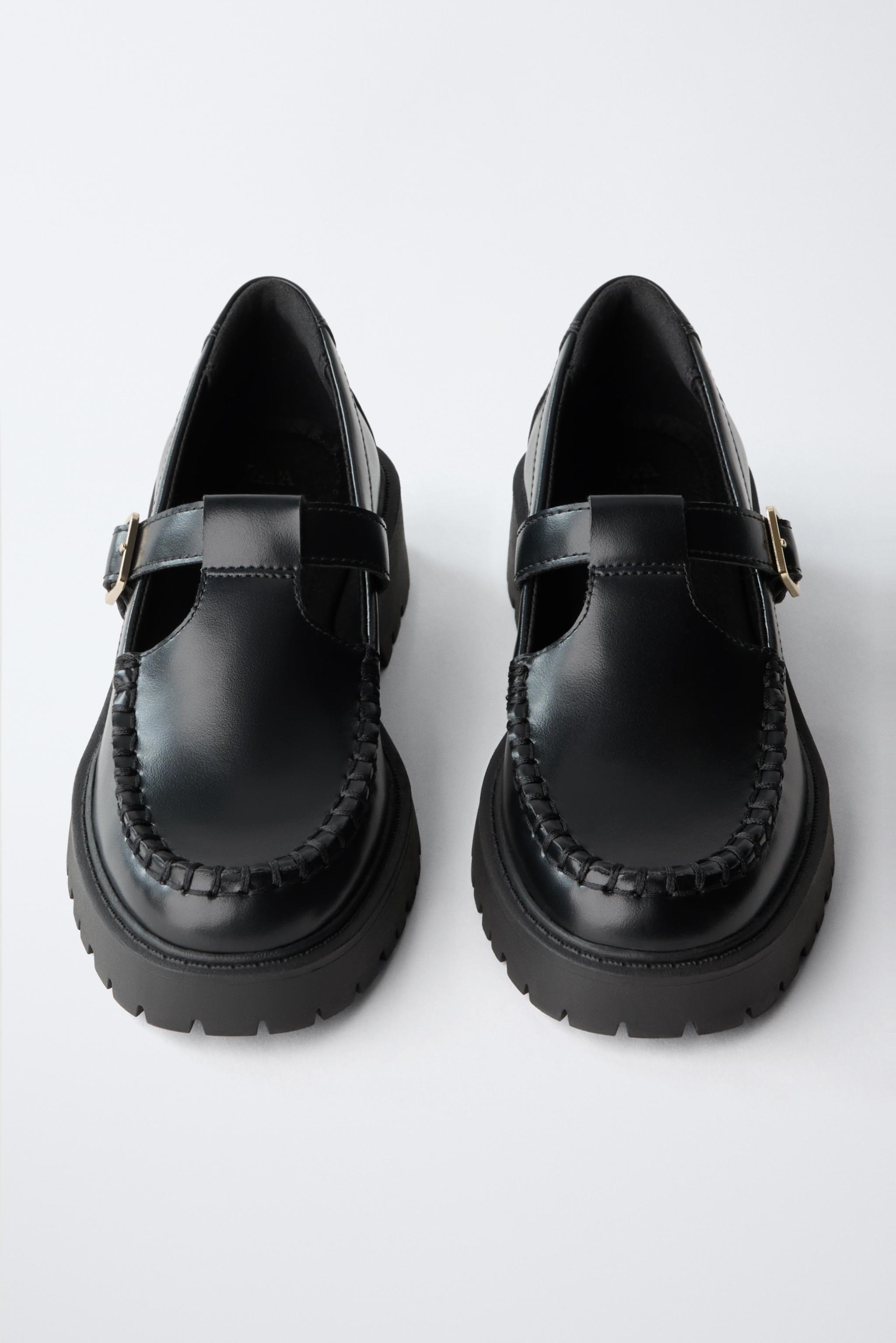 CHAUSSURES À BRIDE EN T